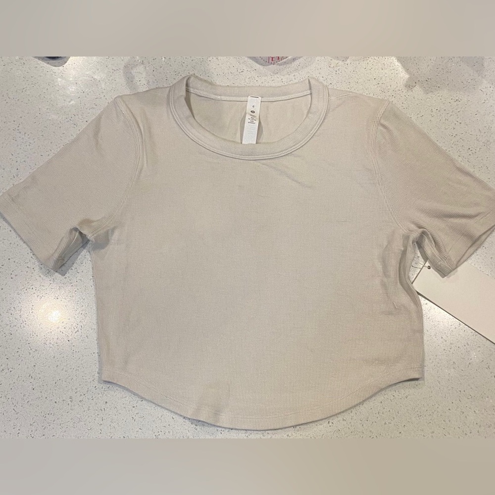 Lululemon tight cropped T-shirt - Picture 3 of 12
